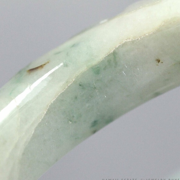 VINTAGE JADE GREEN WHITE GREY CARVED BAT FRUIT 12MM FLAT BANGLE BRACELET - Picture 7 of 9